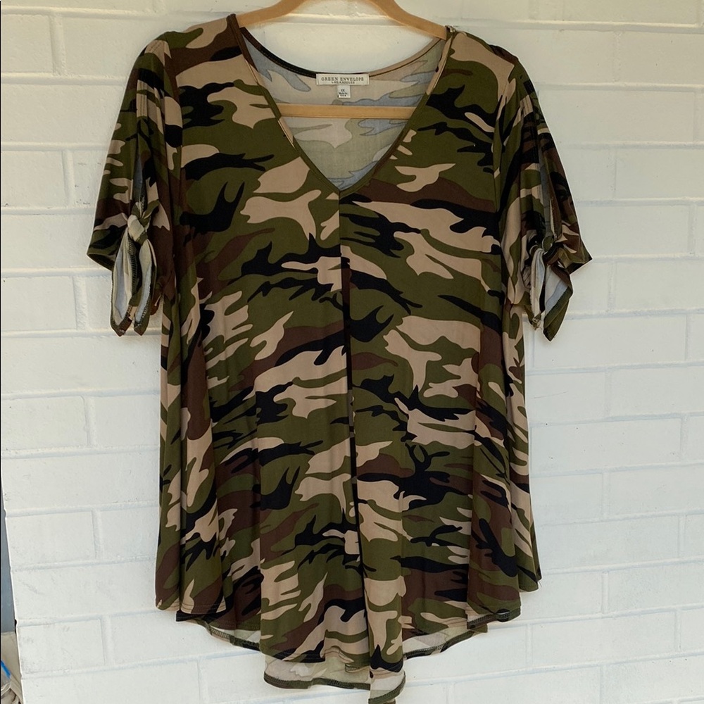 NWOT GREEN ENVELOPE CAMO Tunic V-Neck TeeTie Sleeves 💛 Super Soft! Size 1X- 2X